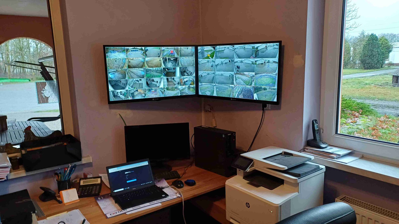 Sala monitoringu z dwoma ekranami wyświetlającymi kamery