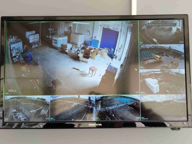 Stanowisko monitoringu z wieloma kamerami na ekranie