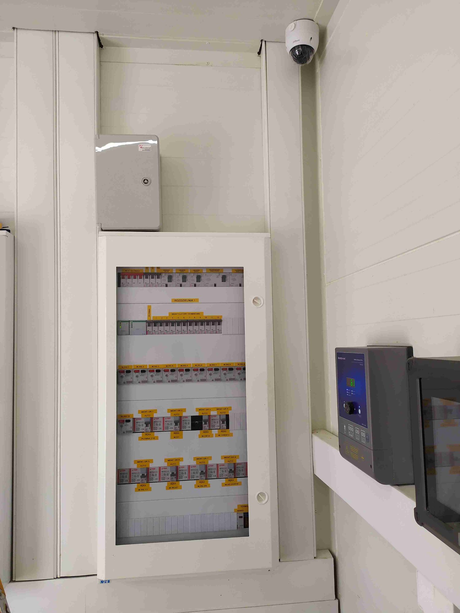 Kamera kopułkowa przy rozdzielnicy elektrycznej i panelu na korytarzu budynku, Chili System