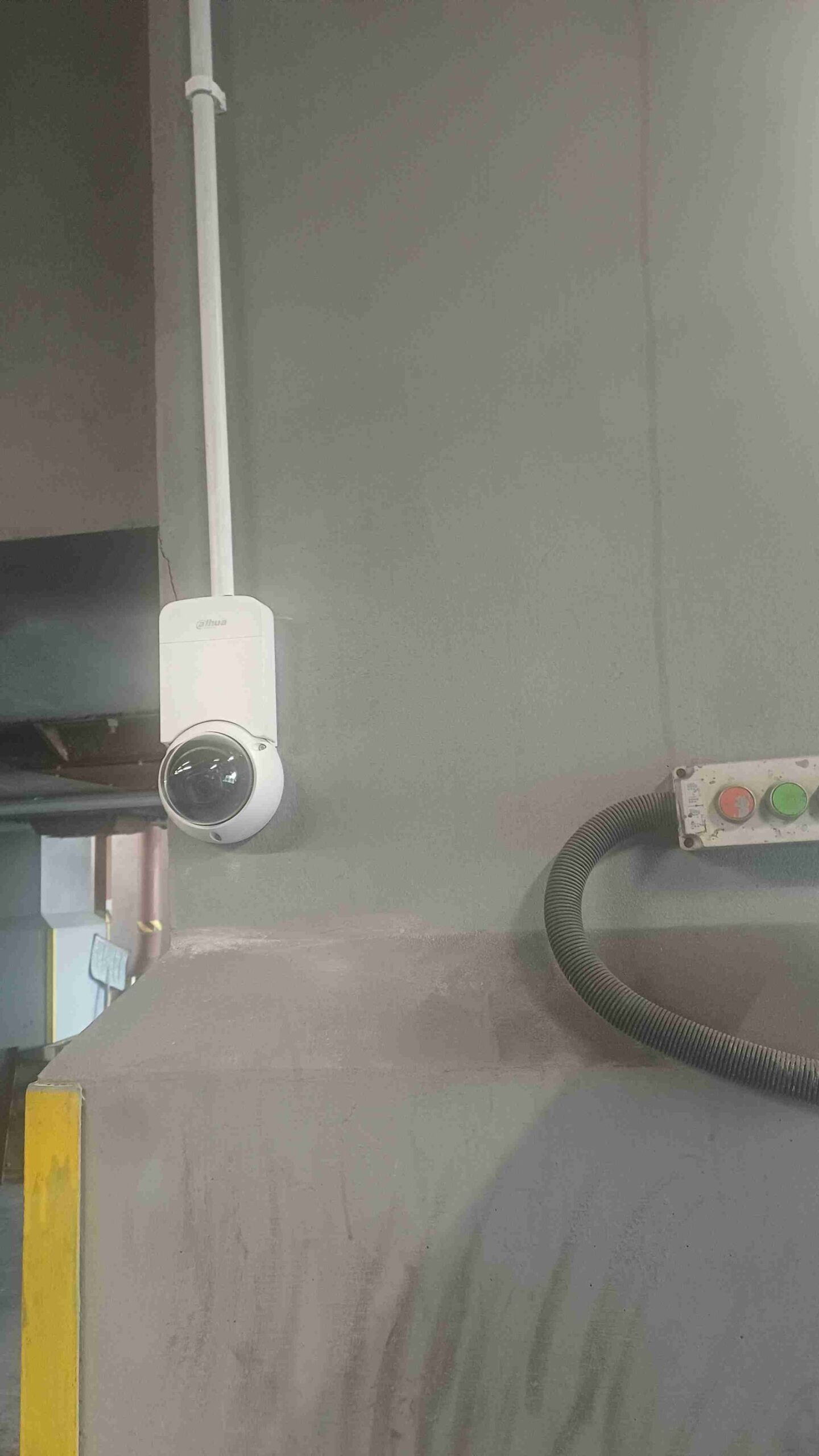 Kamera monitoringu zamontowana na ścianie magazynu przy okablowaniu, Chili System