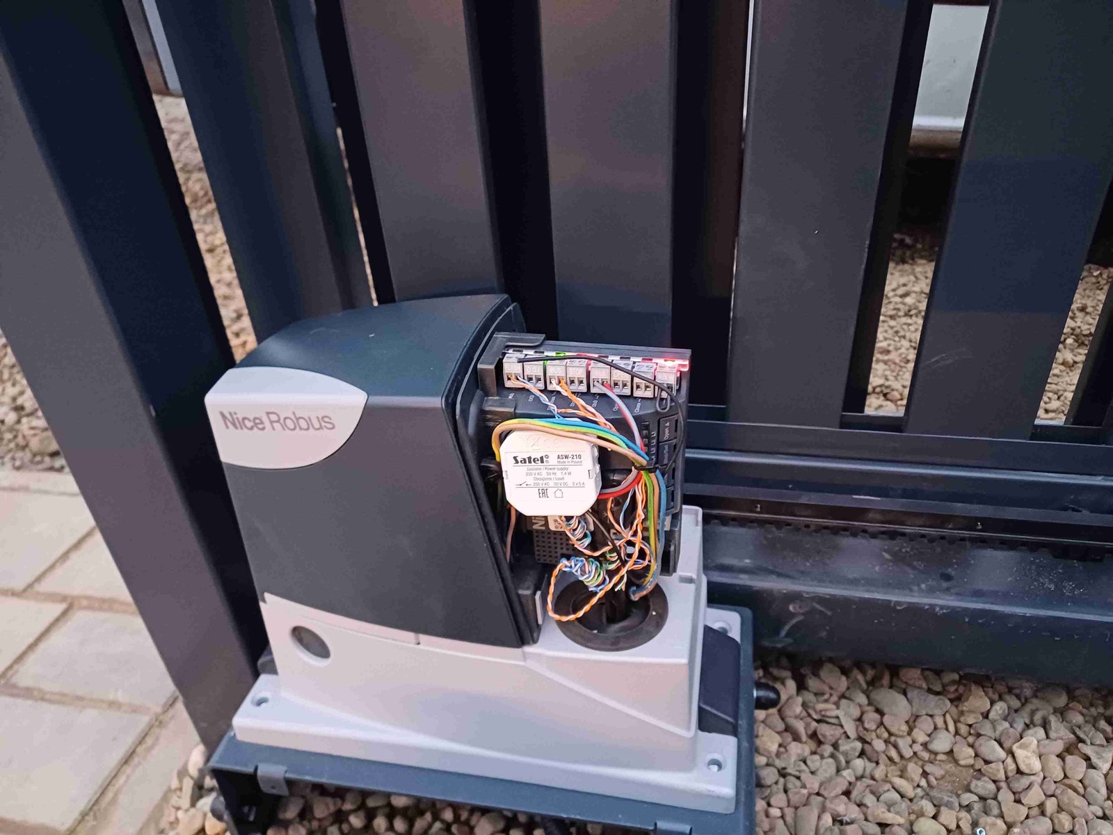 Napęd bramy przesuwnej z otwartą elektroniką sterującą, montaż Chili System