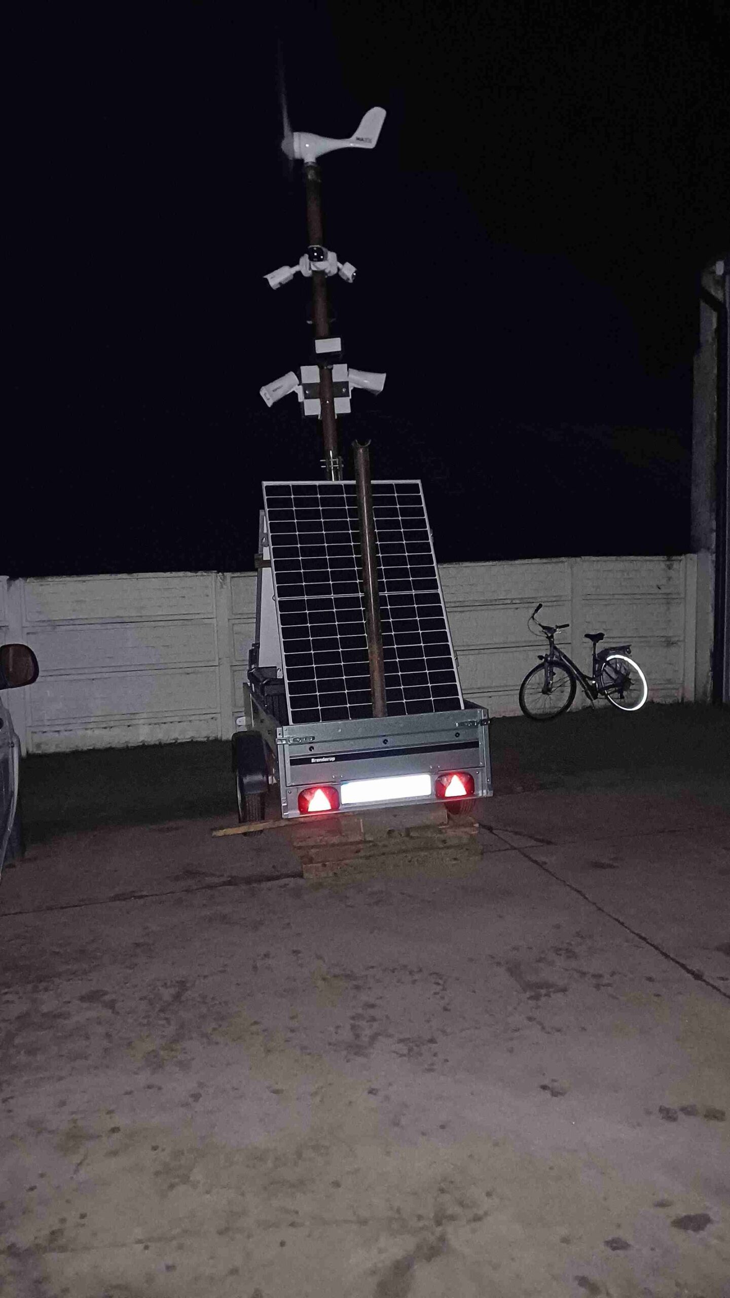 Przyczepa monitorująca z kamerami i panelem solarnym pracująca nocą, Chili System