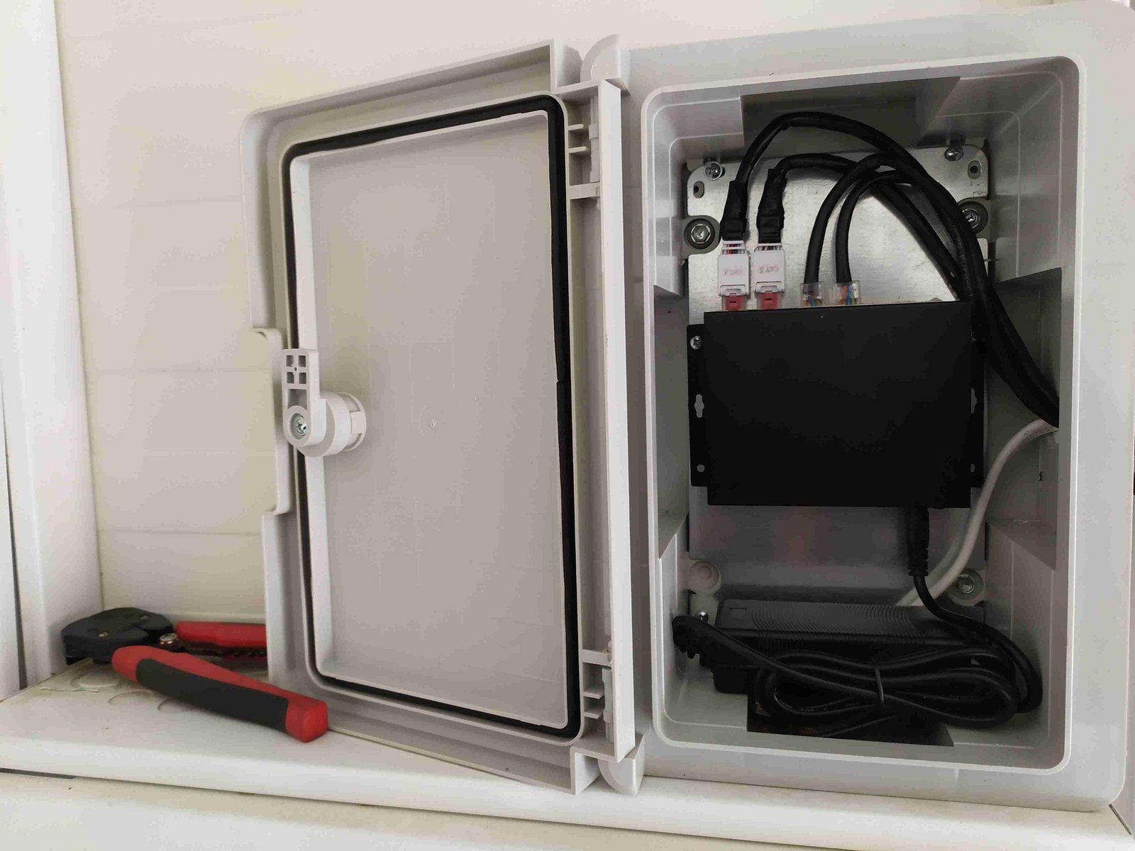 Hermetyczna skrzynka z przełącznikiem sieciowym i okablowaniem, instalacja w terenie, realizacja Chili System