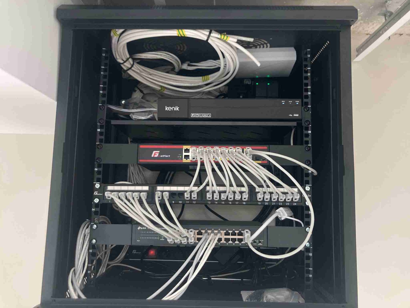 Szafa teletechniczna z patch panelem, switchem i uporządkowanym okablowaniem, realizacja Chili System