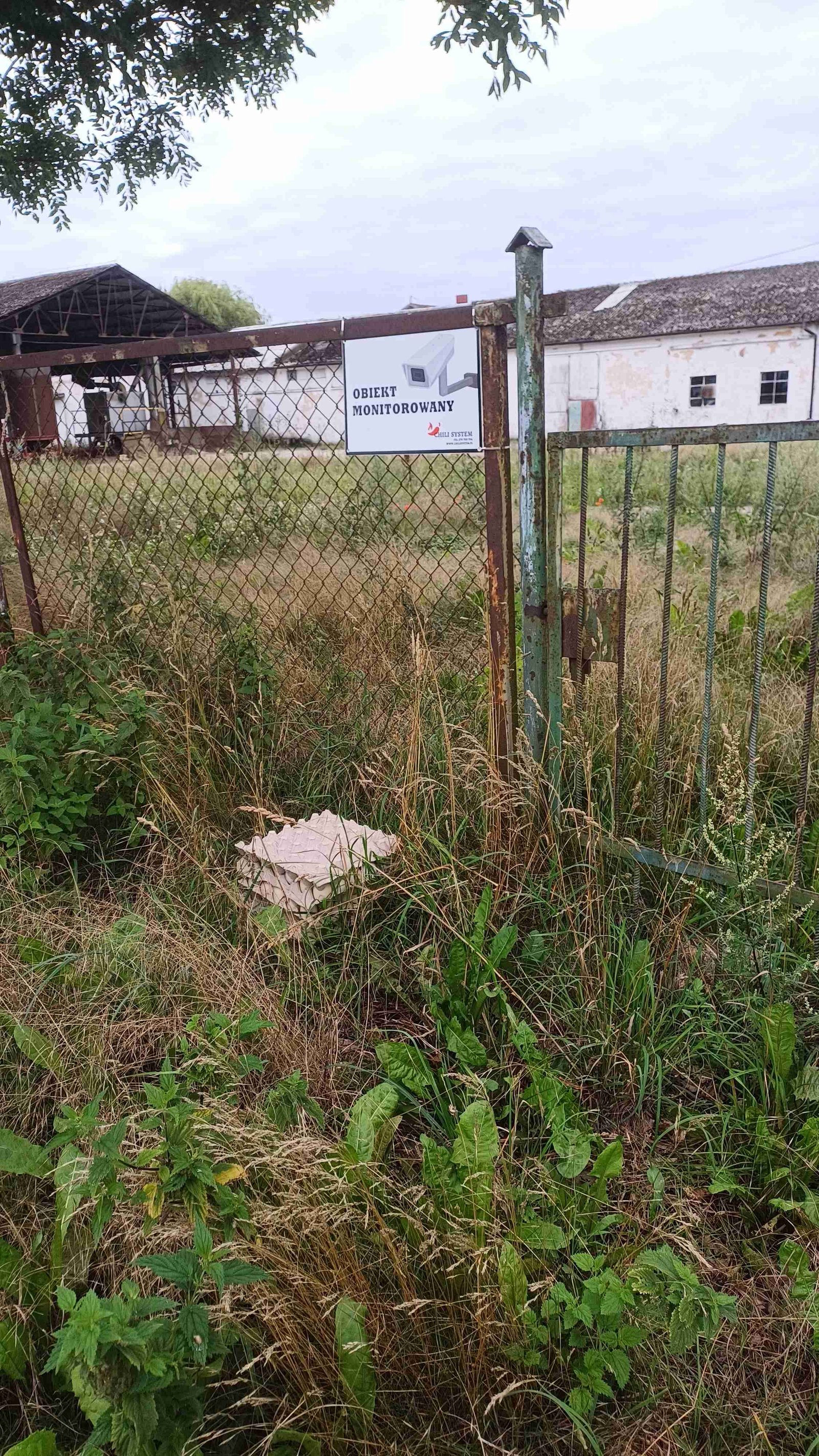 Tablica Obiekt monitorowany na ogrodzeniu gospodarstwa, realizacja Chili System w zachodniopomorskim