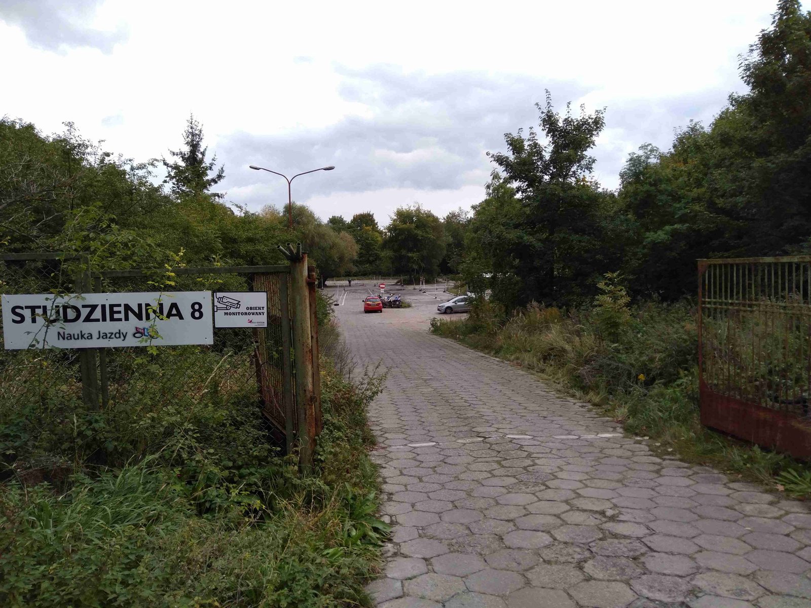Wejście na plac Studzienna 8 z widocznym systemem monitoringu