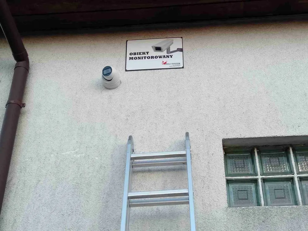 Kamera na elewacji firmy i tablica Obiekt monitorowany