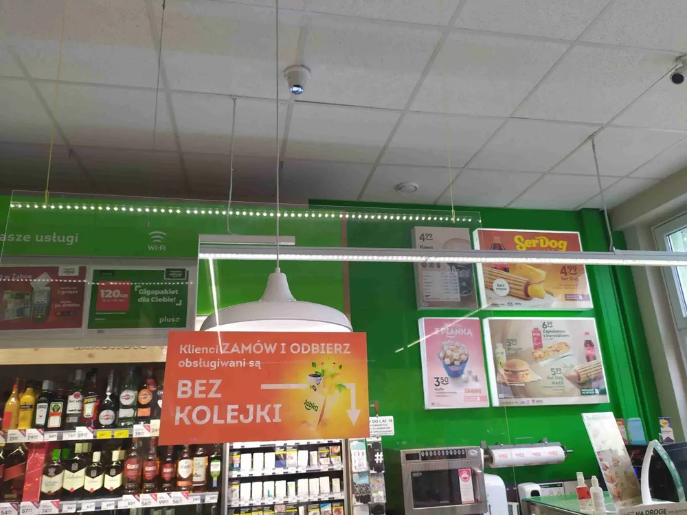 Kamera kopułkowa na suficie nad strefą kasy w sklepie Żabka