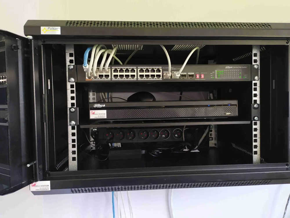 Szafa RACK z rejestratorem i przełącznikiem sieciowym monitoringu sklepu