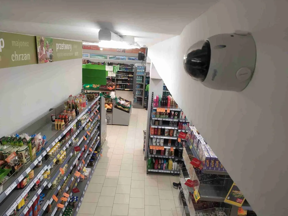 Kamera kopułkowa nad alejką sklepu Stokrotka