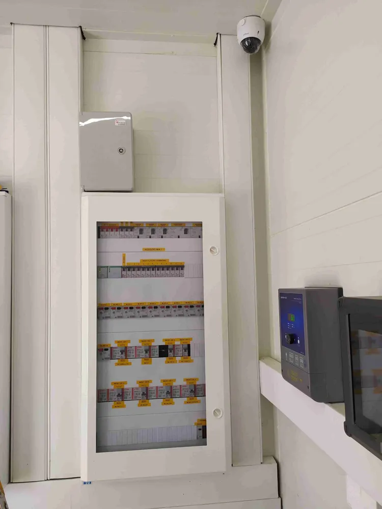 Kamera kopułkowa przy suficie pomieszczenia technicznego z rozdzielnicą