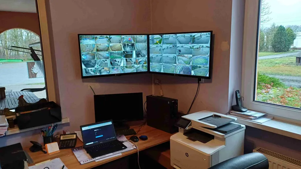Biuro fermy z dwoma monitorami podglądu kamer monitoringu