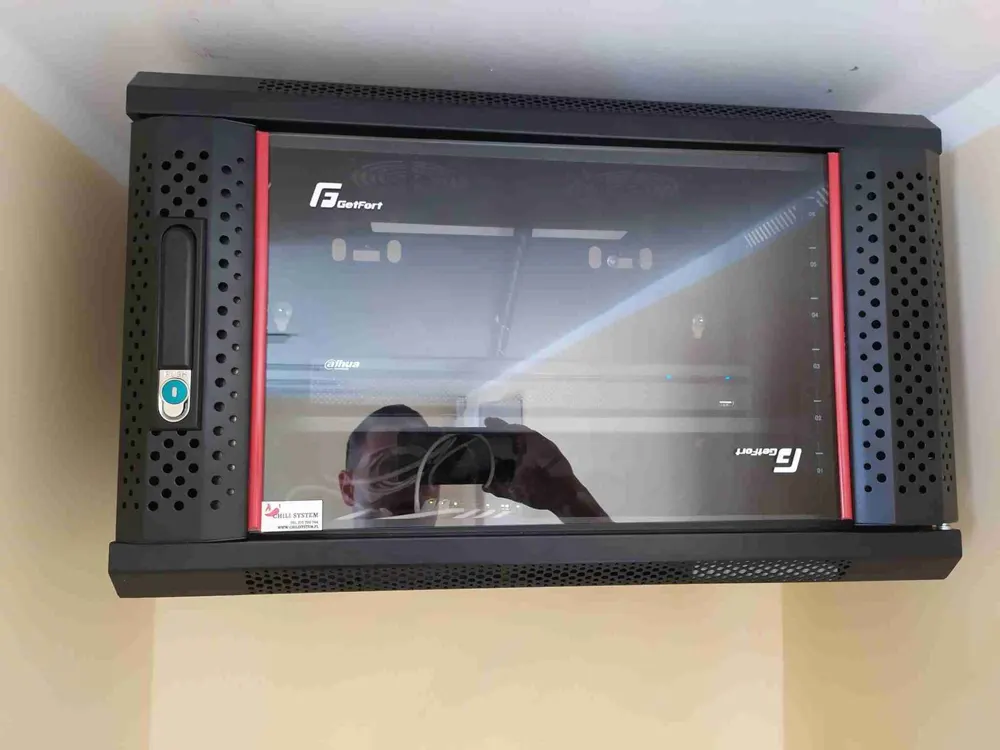 Szafa teletechniczna RACK zamontowana w firmie