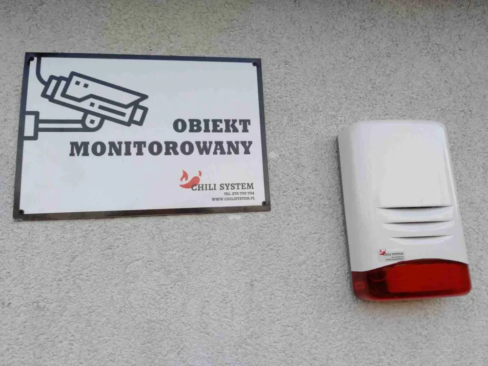 Sygnalizator alarmowy i tablica Obiekt monitorowany Chili System na elewacji