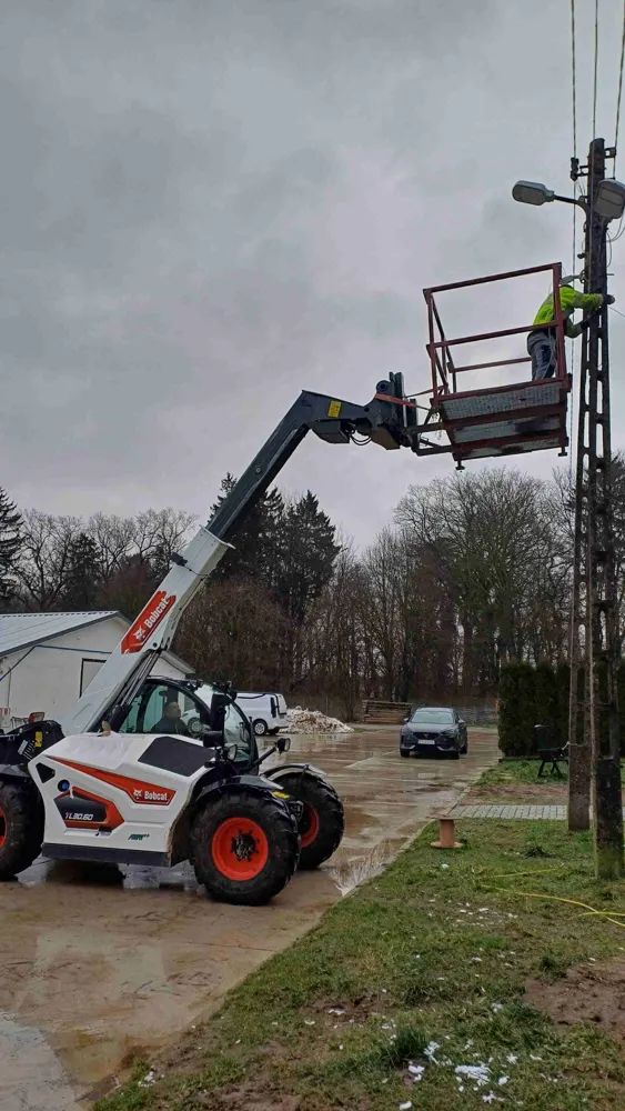 Montaż kamery na słupie z kosza ładowarki teleskopowej w gospodarstwie