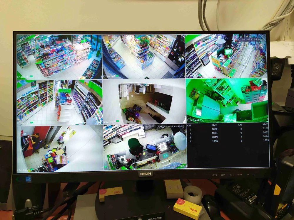 Monitor z podglądem dziewięciu kamer sklepu: kasa, alejki i zaplecze