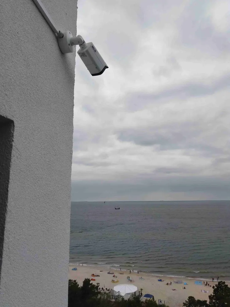 Kamera monitoringu na narożniku domu nad morzem